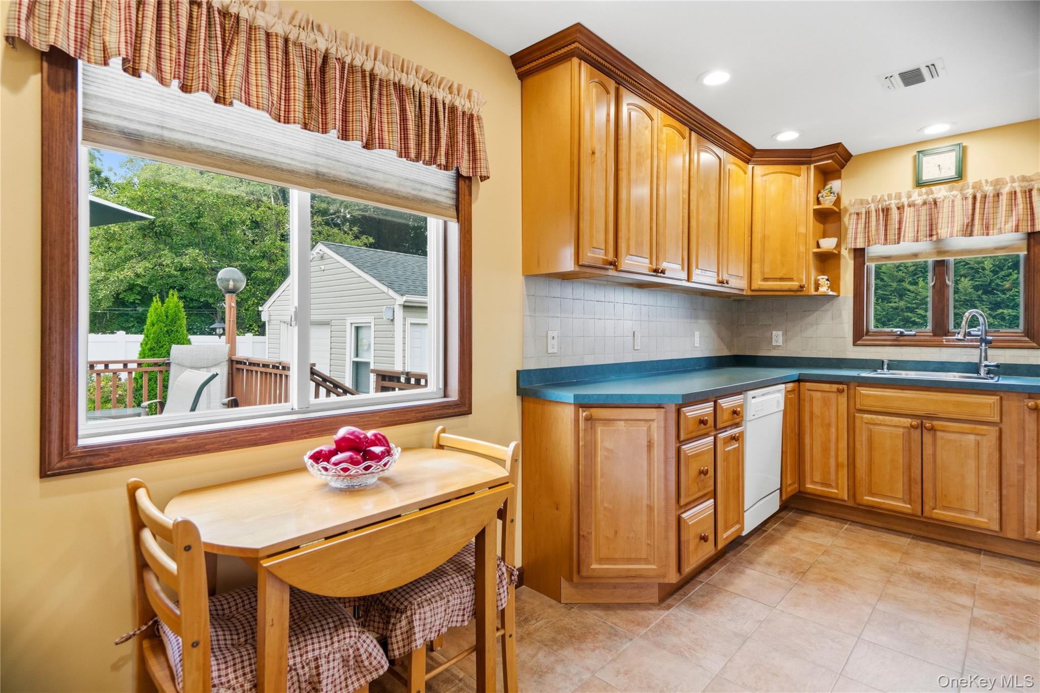 Single Family N Putnam Avenue Suffolk County, NY 11757, MLS-1041915-9