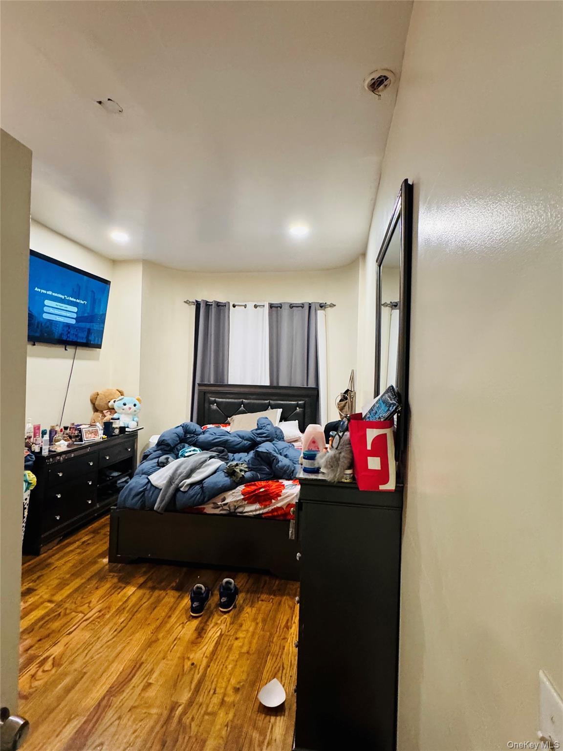 Single Family E 194th Street Bronx, NY 10458, MLS-1041972-18