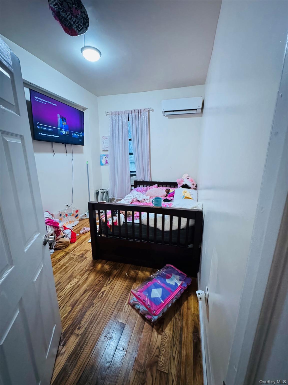Single Family E 194th Street Bronx, NY 10458, MLS-1041972-20
