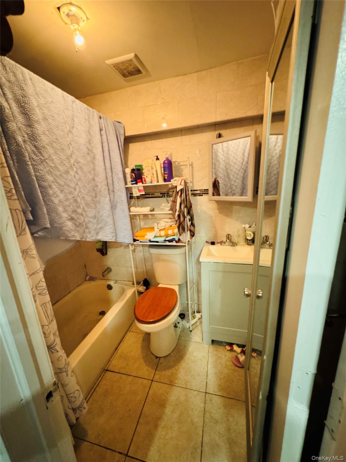 Single Family E 194th Street Bronx, NY 10458, MLS-1041972-22
