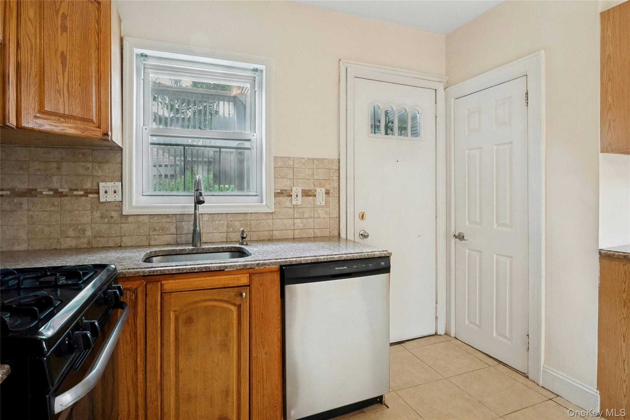 Single Family Duryea Avenue  Bronx, NY 10466, MLS-1042005-15