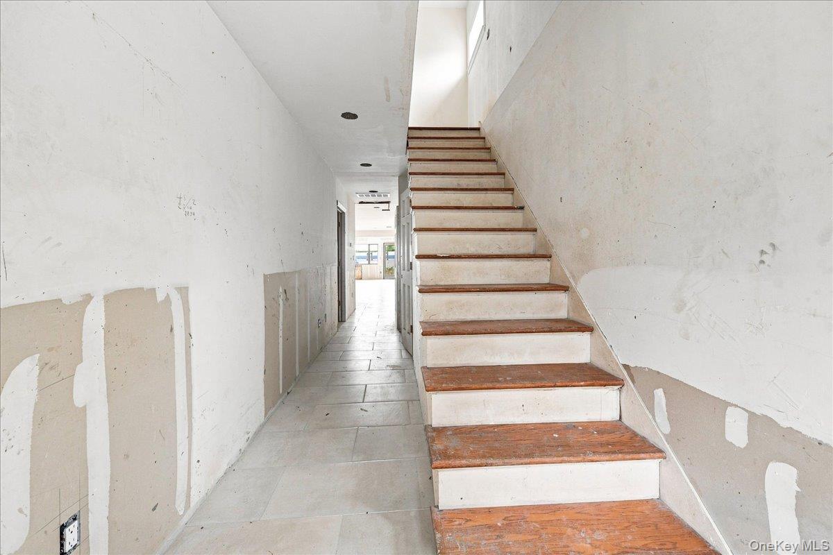 Single Family Tierney Place Bronx, NY 10465, MLS-1042012-12