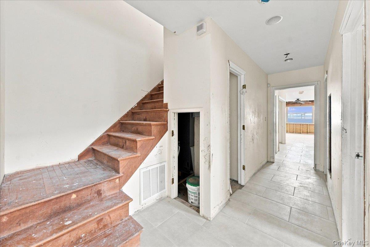 Single Family Tierney Place Bronx, NY 10465, MLS-1042012-16