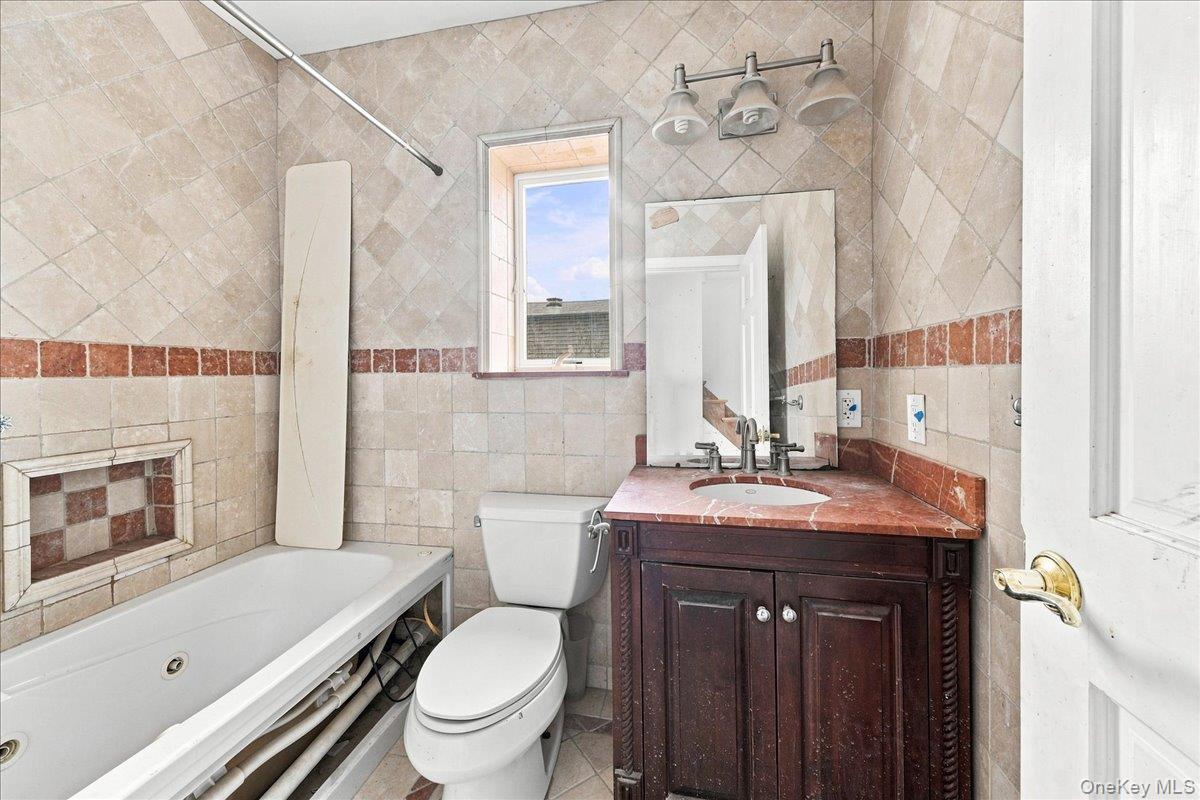 Single Family Tierney Place Bronx, NY 10465, MLS-1042012-22
