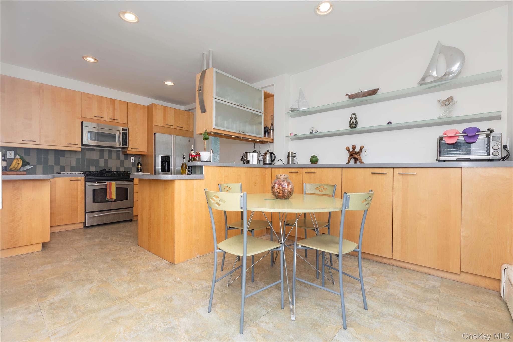Single Family Minnieford Avenue  Bronx, NY 10464, MLS-1042030-5