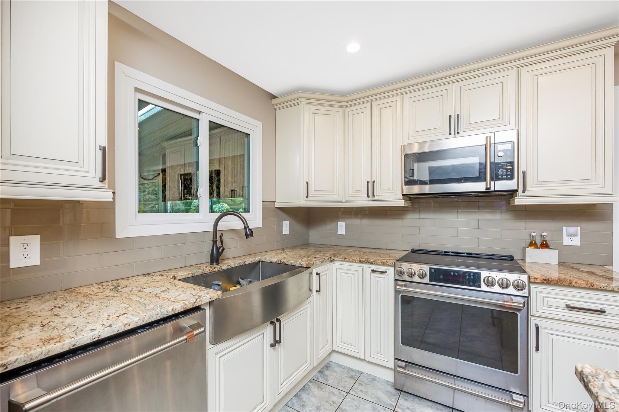 Single Family Melrose Lane  Suffolk County, NY 11725, MLS-1042052-12