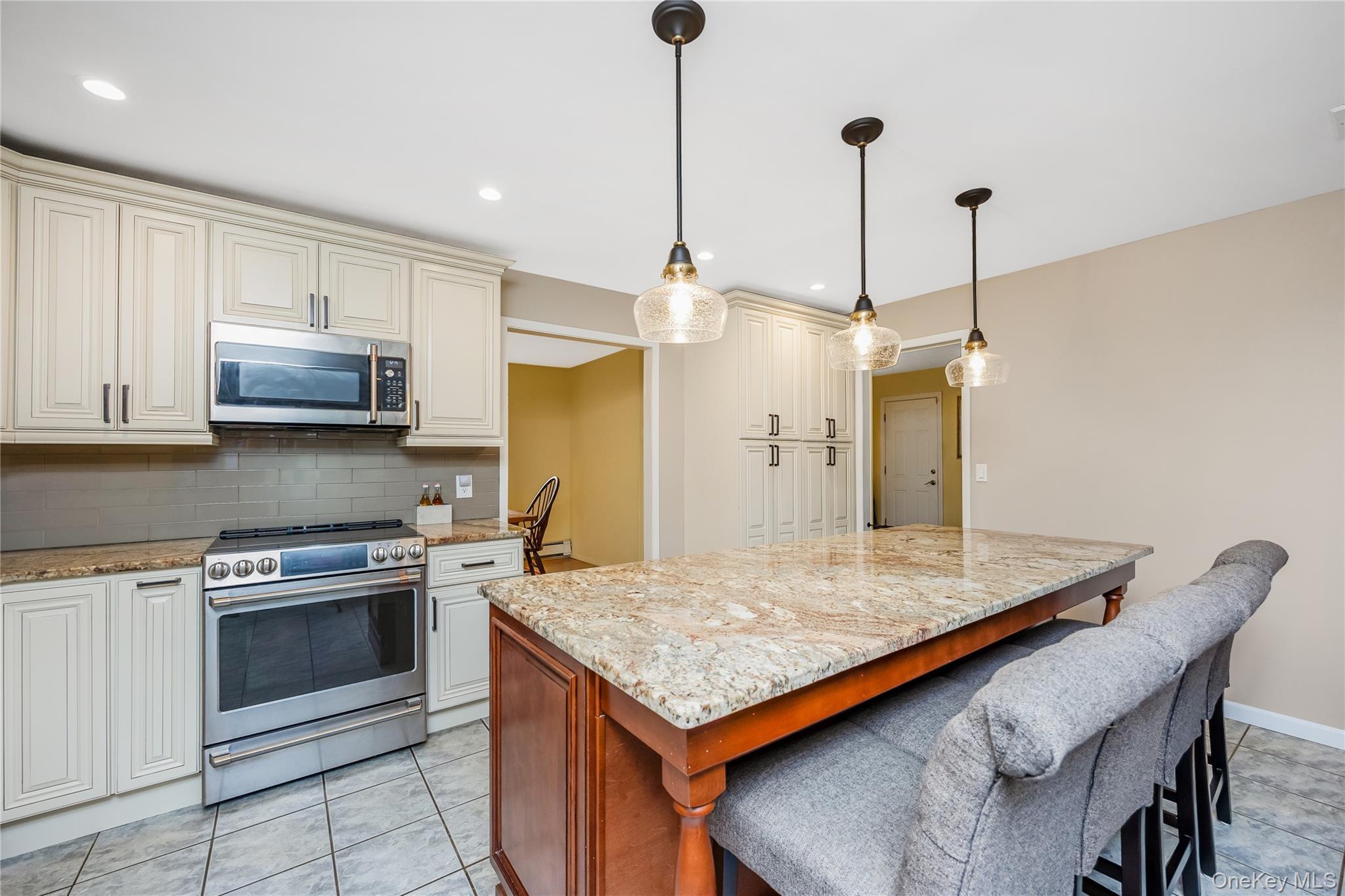 Single Family Melrose Lane  Suffolk County, NY 11725, MLS-1042052-13