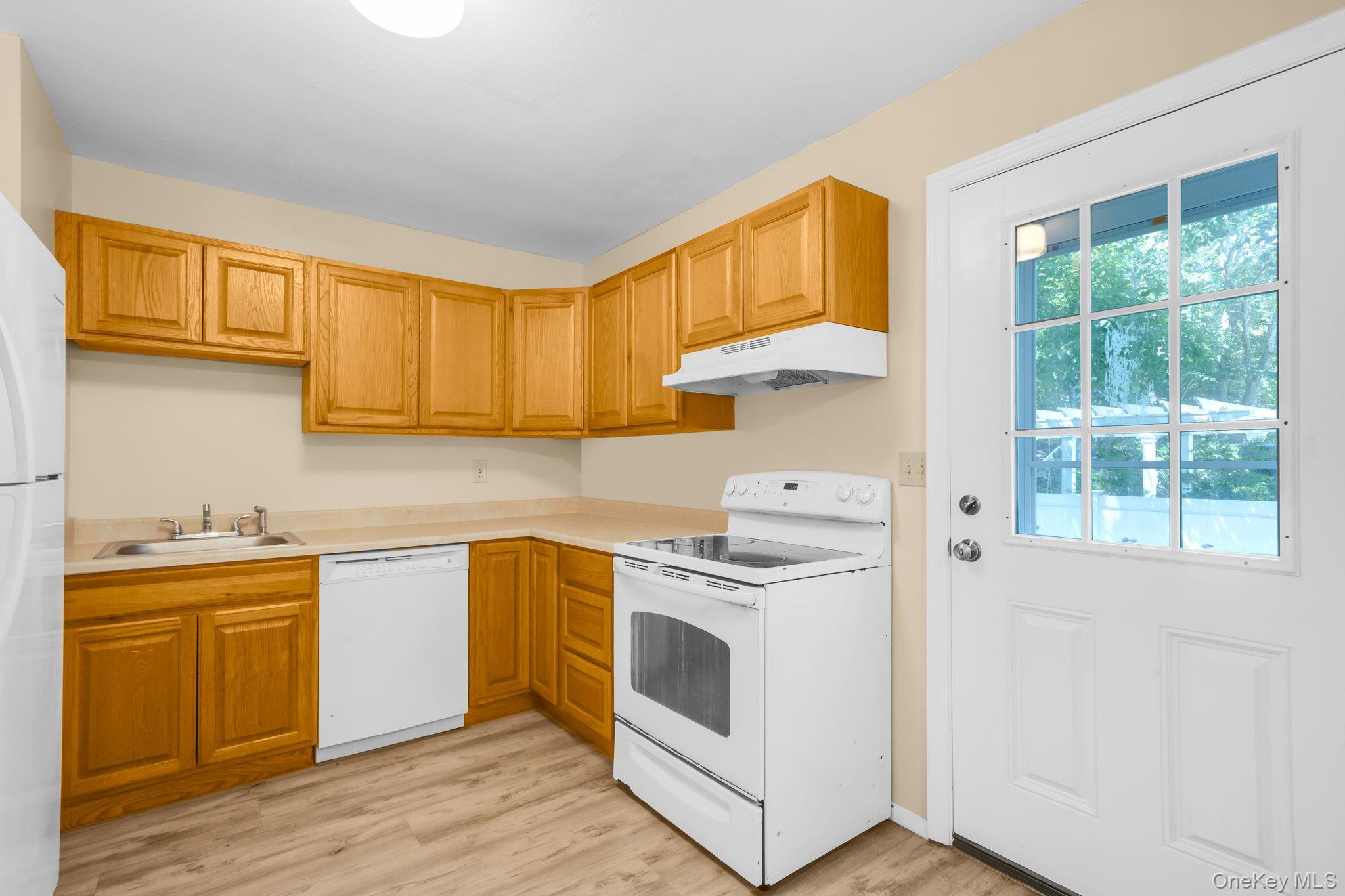 Single Family Norfleet Lane Suffolk County, NY 11727, MLS-1042162-6
