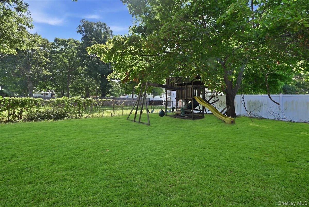 Single Family Bay Shore Avenue  Suffolk County, NY 11706, MLS-1042181-31