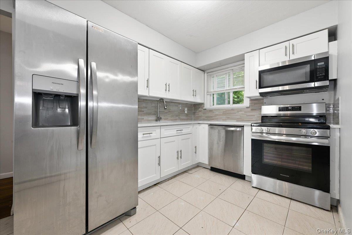Single Family Bay Shore Avenue  Suffolk County, NY 11706, MLS-1042181-8