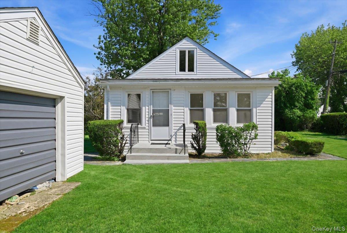 Single Family West Drive Suffolk County, NY 11726, MLS-1042205-27