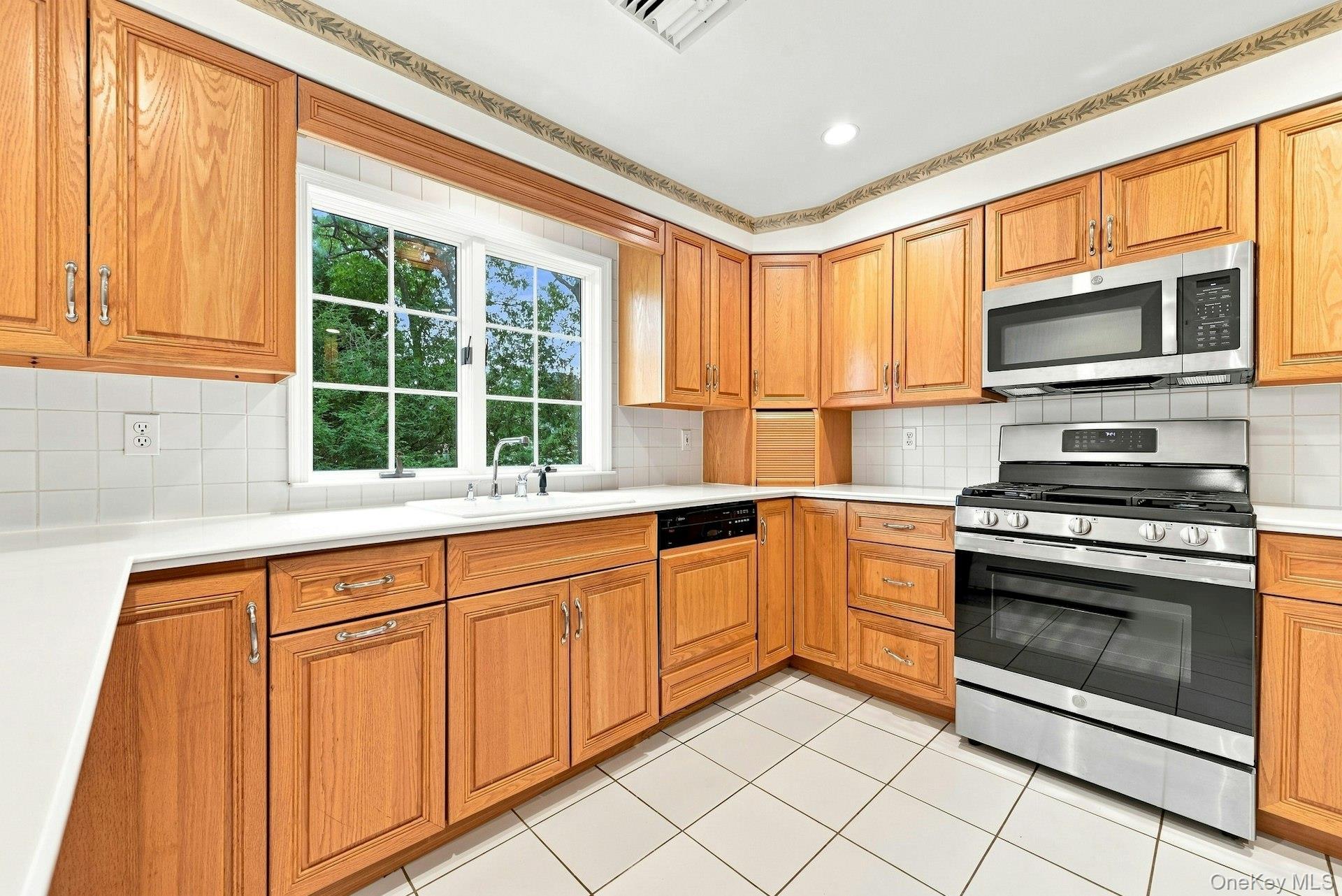 Single Family 39th Street  Suffolk County, NY 11751, MLS-1042235-8