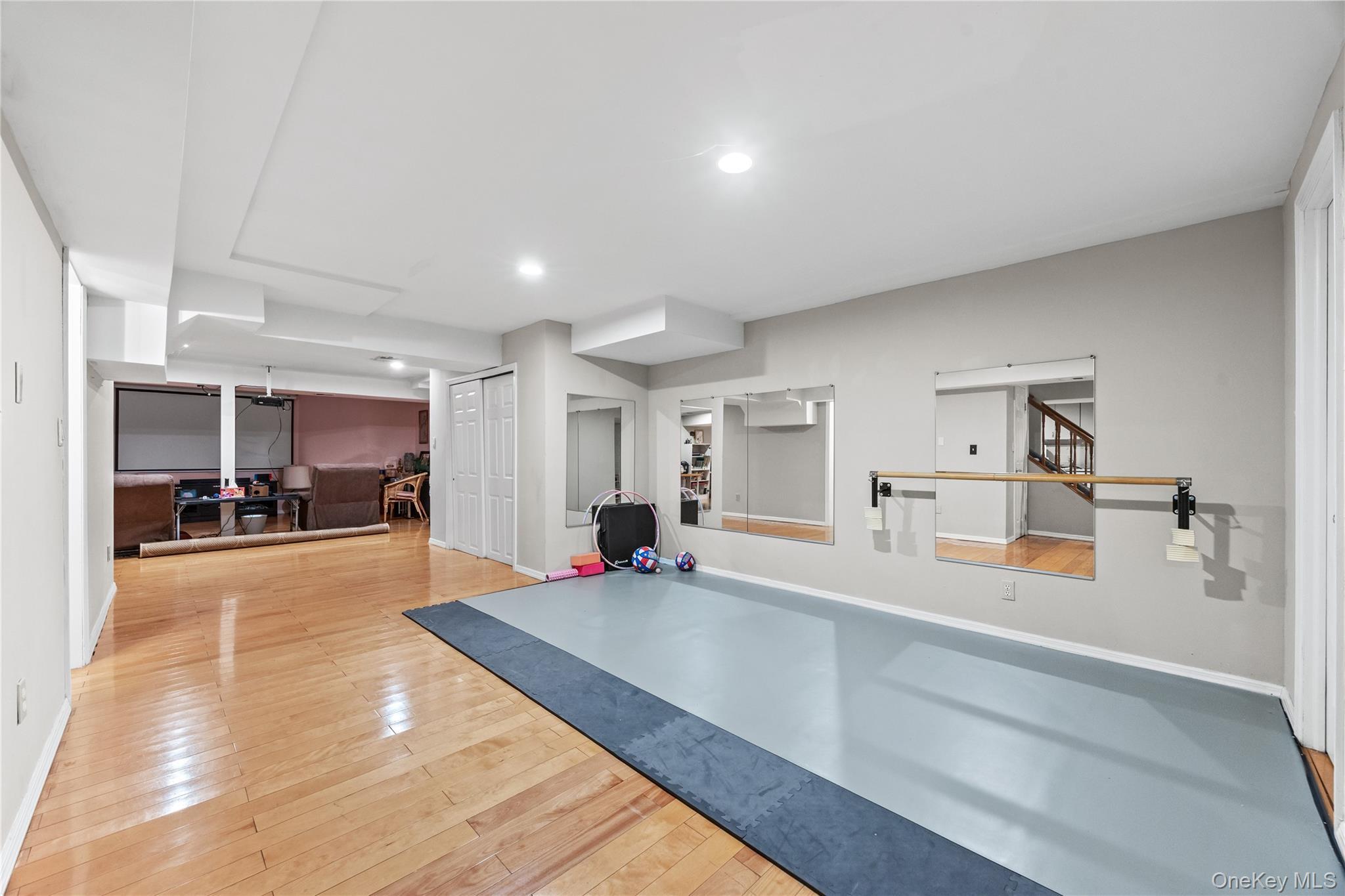 Single Family Mackay Way Nassau County, NY 11576, MLS-1042661-25