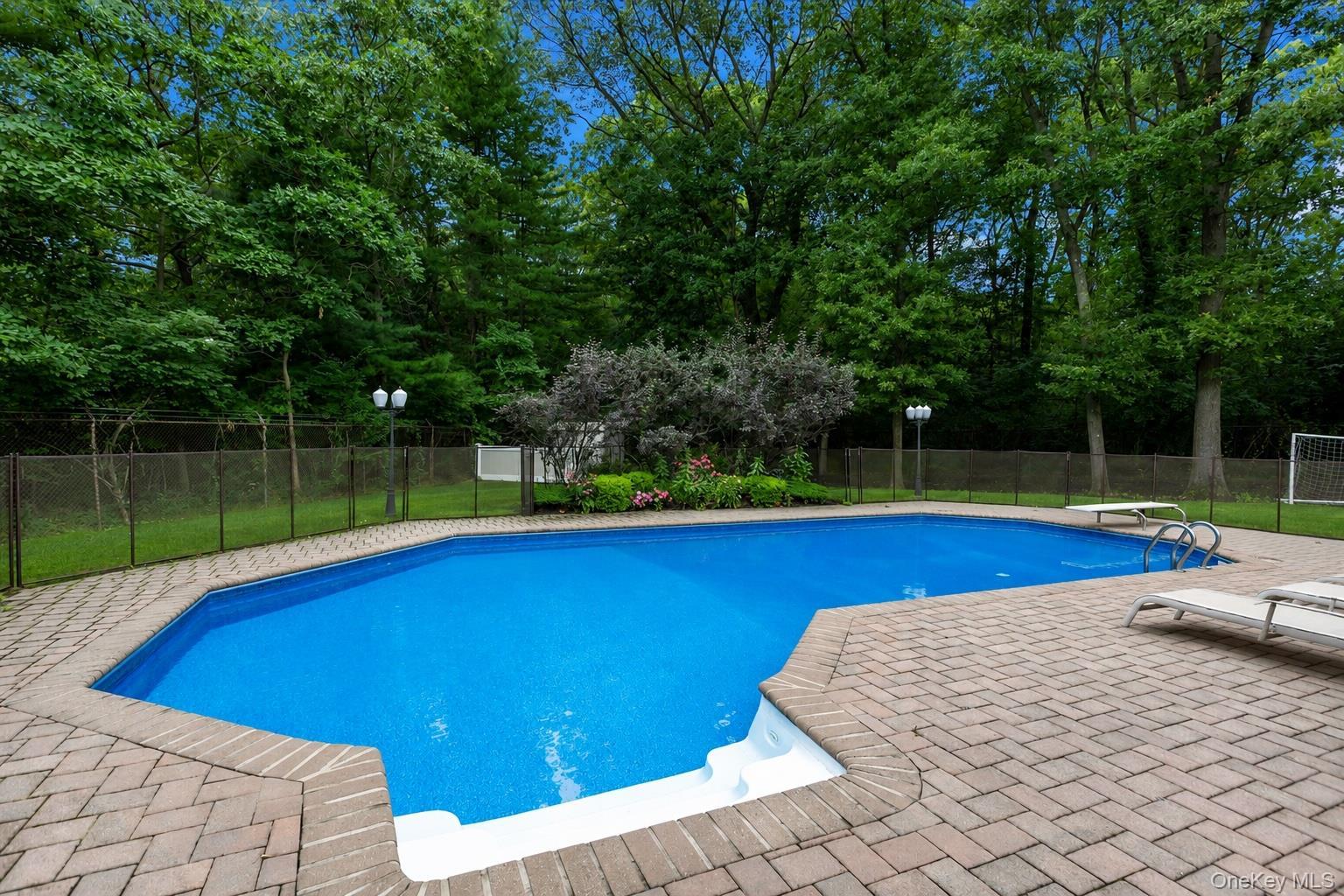 Single Family Pashen Place Suffolk County, NY 11746, MLS-1042863-25