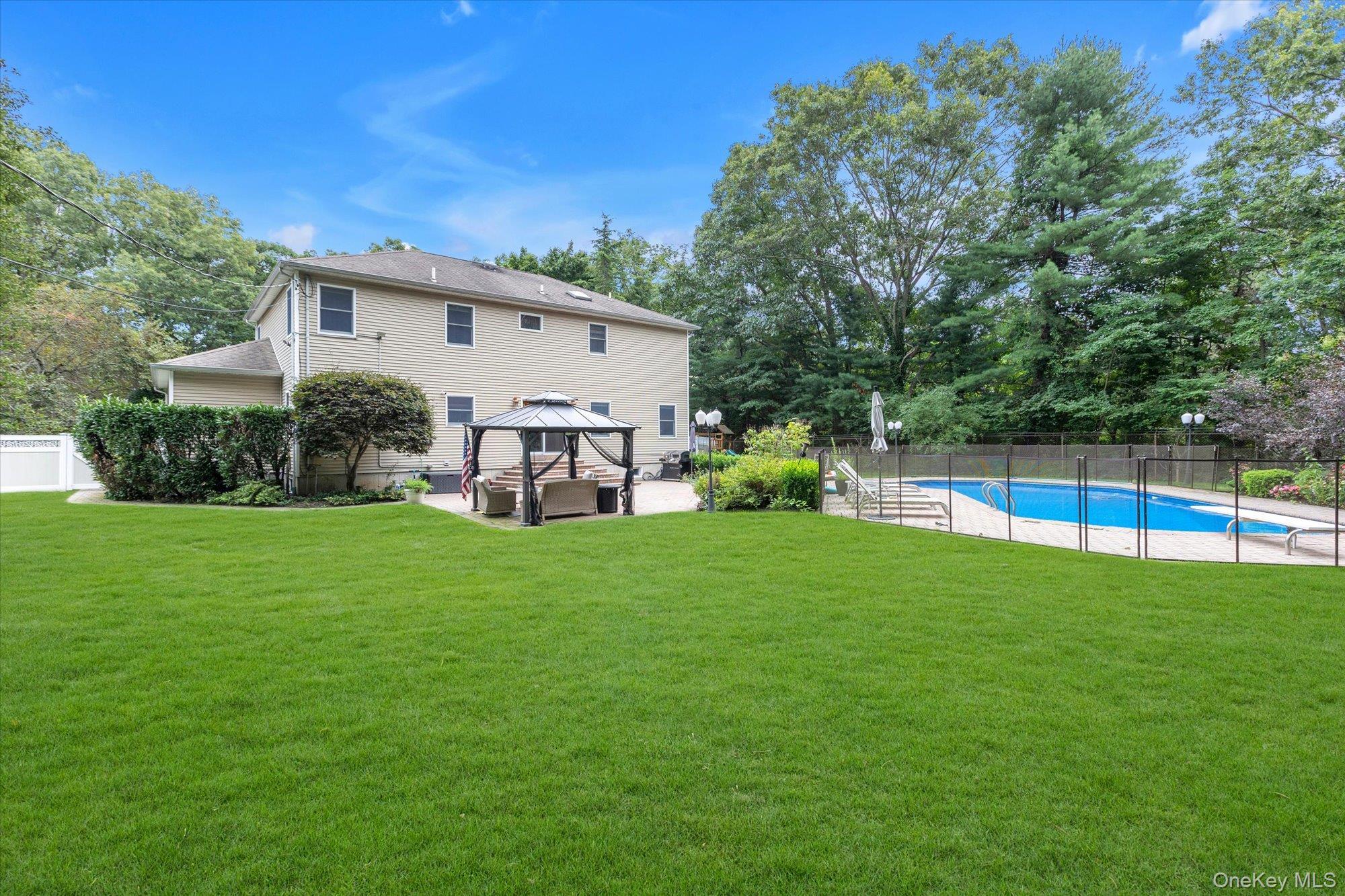 Single Family Pashen Place Suffolk County, NY 11746, MLS-1042863-26
