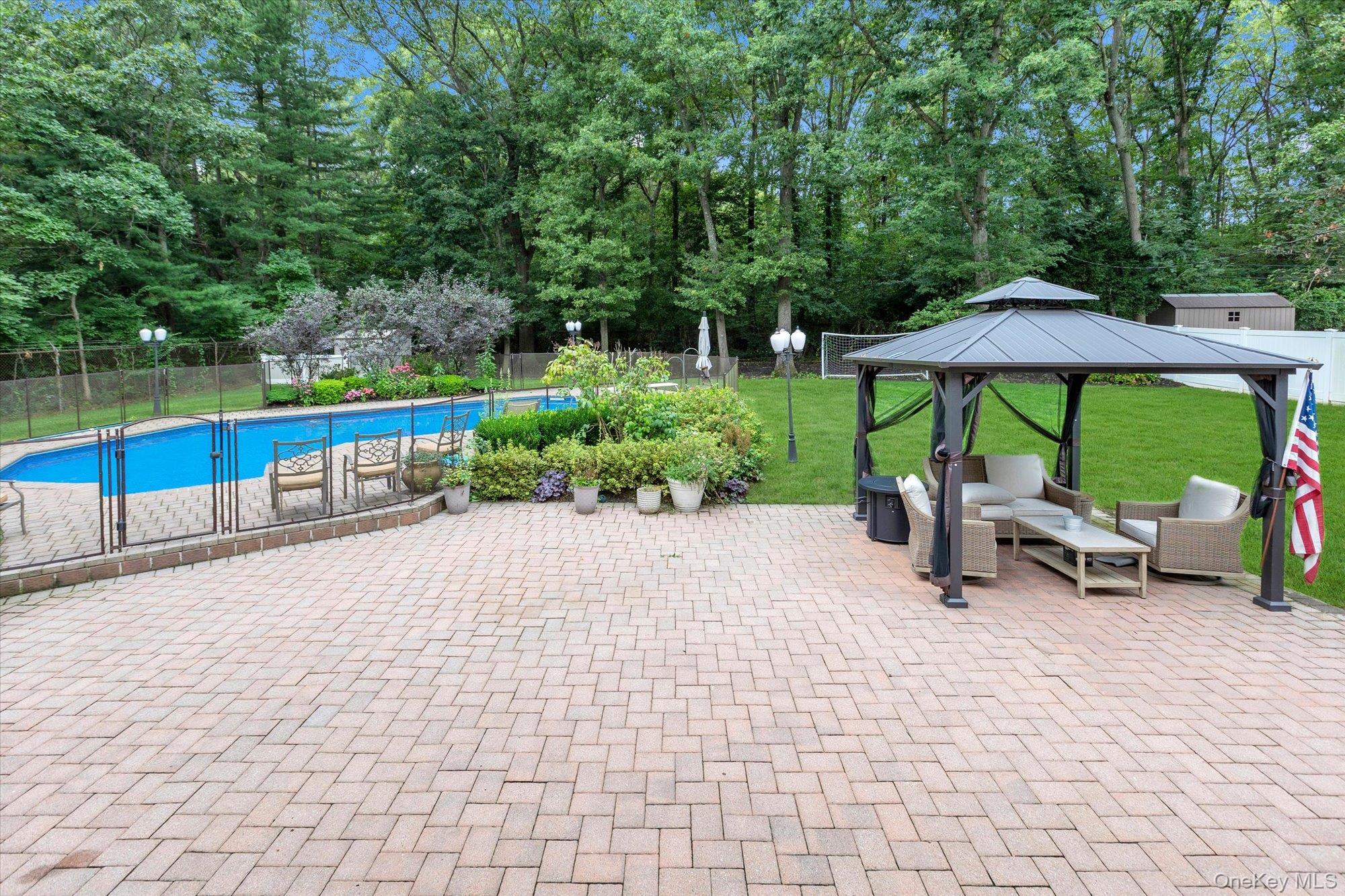 Single Family Pashen Place Suffolk County, NY 11746, MLS-1042863-27
