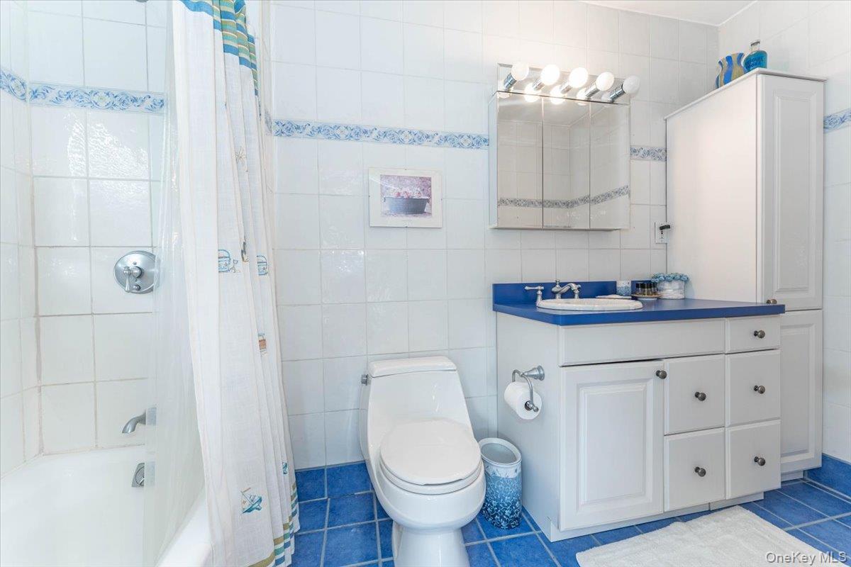 Single Family Woodmere Boulevard  Nassau County, NY 11598, MLS-1042971-18