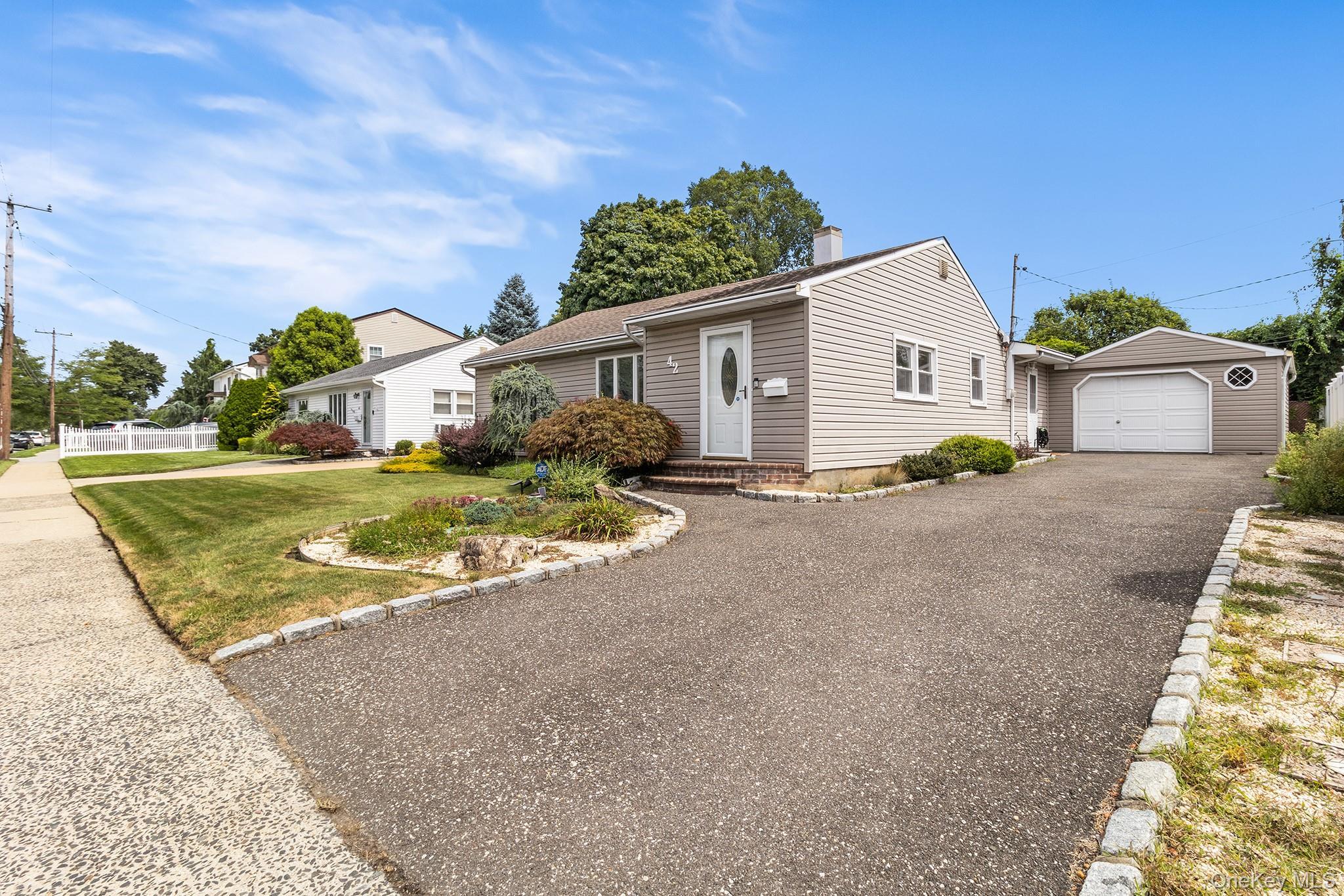 Single Family Stewart Avenue  Nassau County, NY 11714, MLS-1043040-4