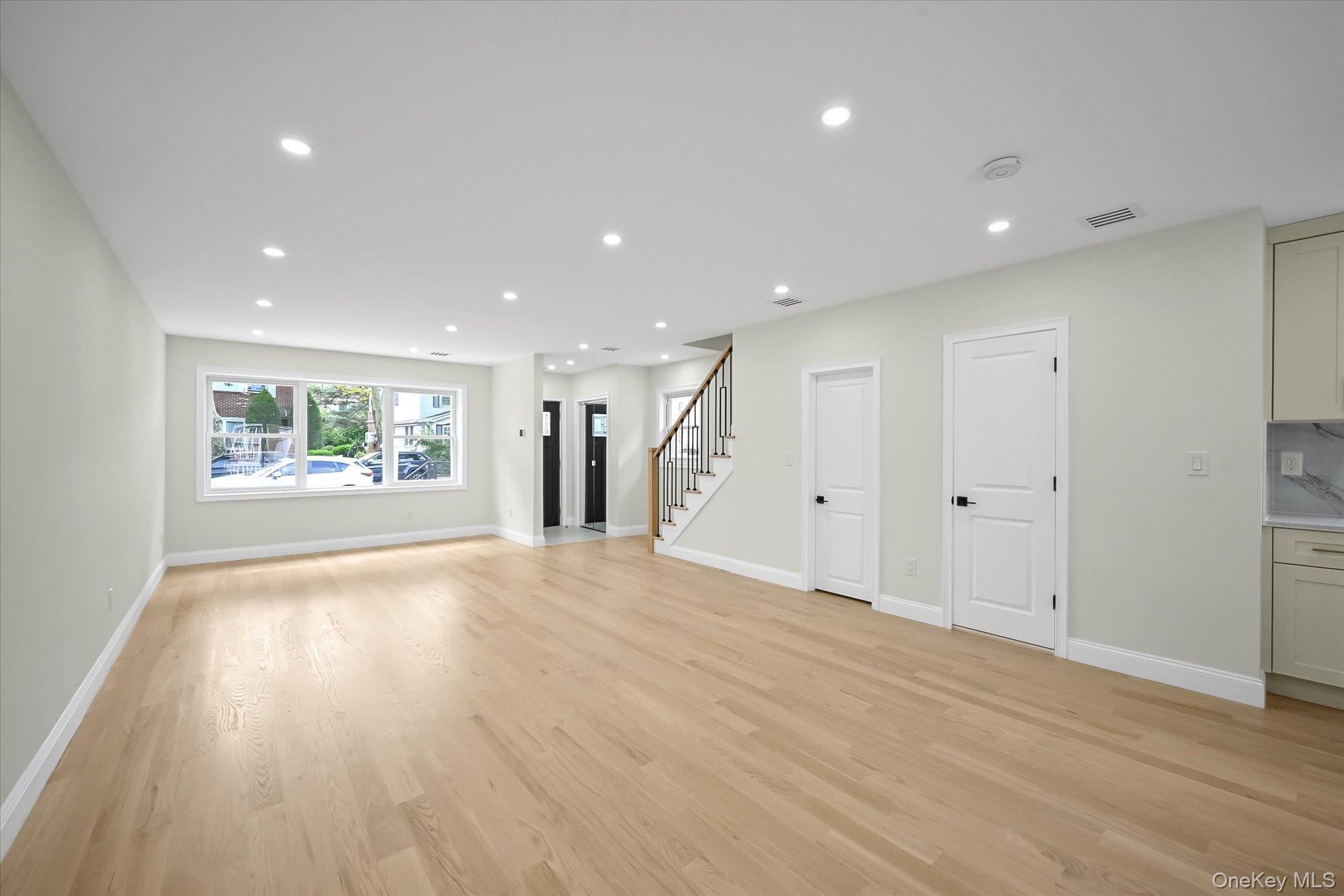 Single Family Hoover Avenue Queens, NY 11435, MLS-1043081-18
