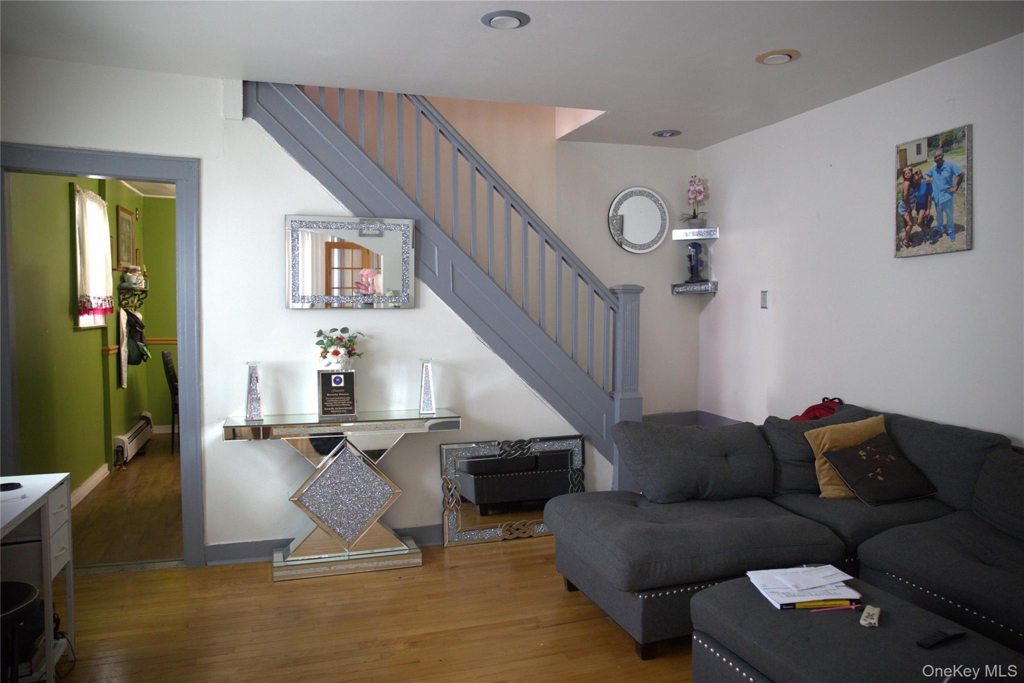 Single Family Se 199 Street Se Queens, NY 11412, MLS-1043100-18
