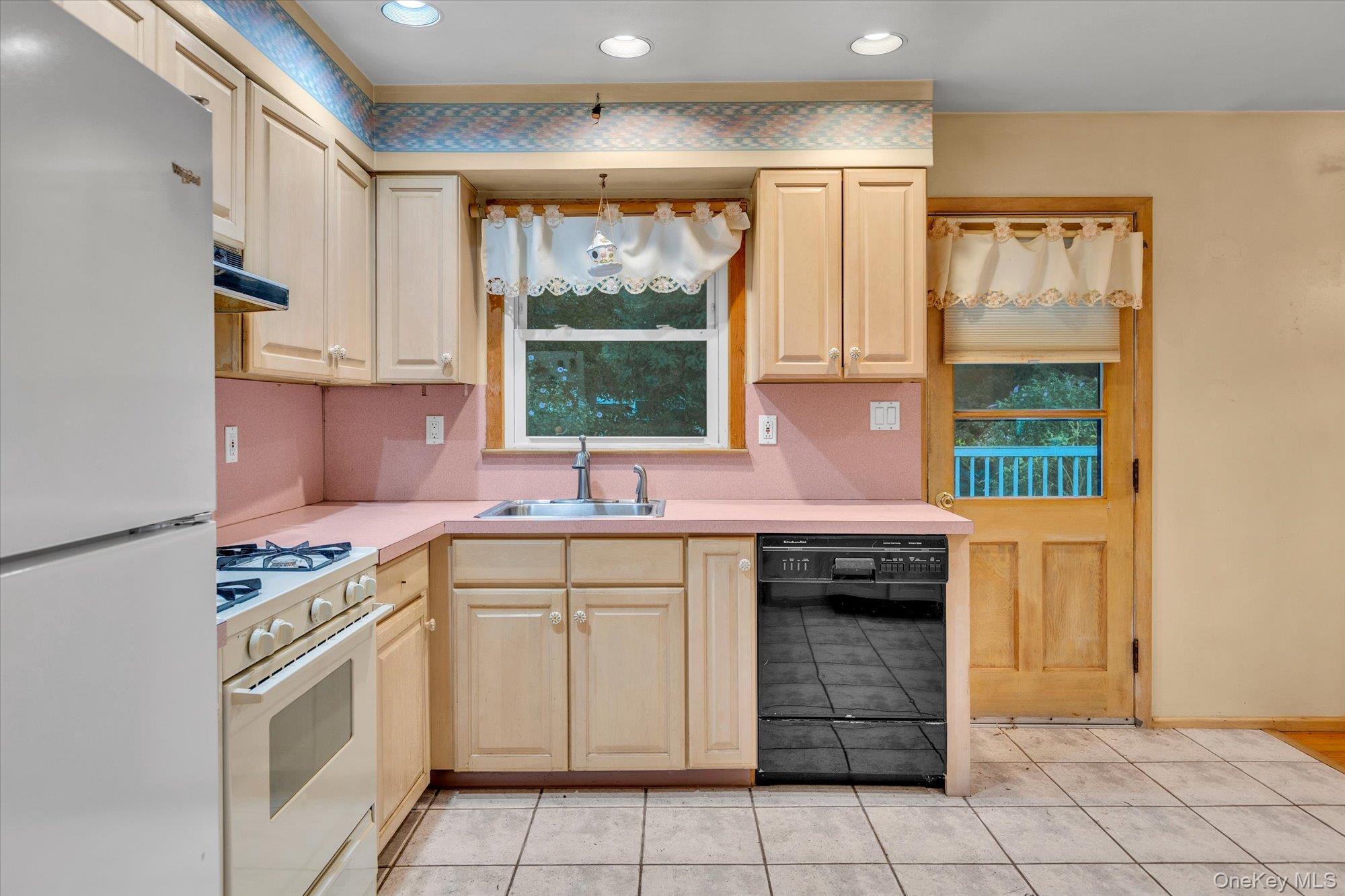 Single Family E 25th Street  Suffolk County, NY 11746, MLS-1043136-27