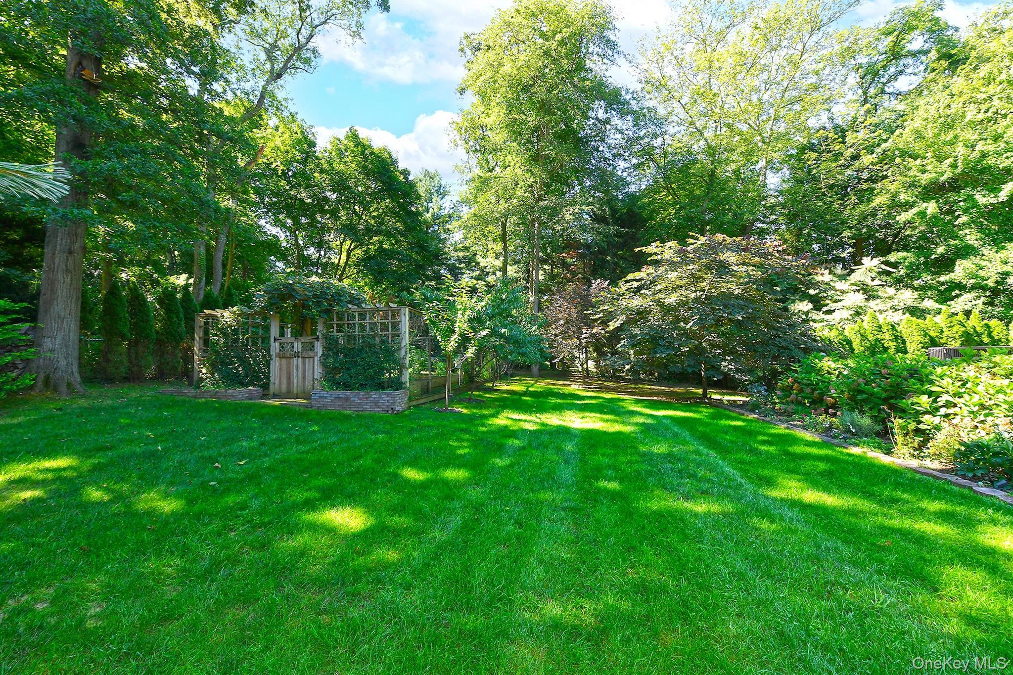 Single Family Sparrow Lane Suffolk County, NY 11743, MLS-1043174-33