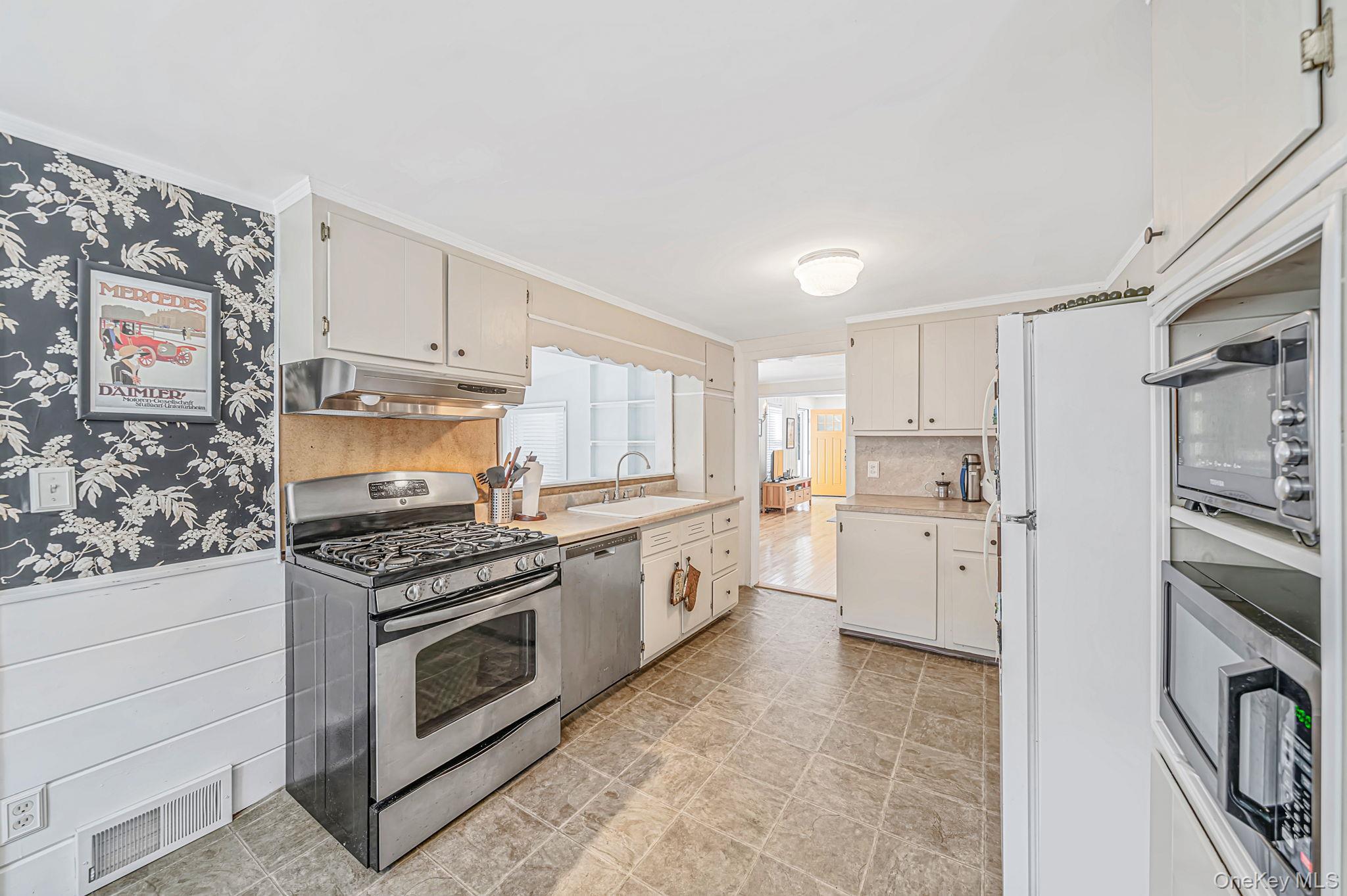 Single Family Quaker Path  Suffolk County, NY 11733, MLS-1043191-10