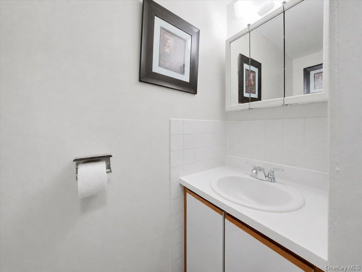 Single Family Boller Avenue Bronx, NY 10466, MLS-1043226-11