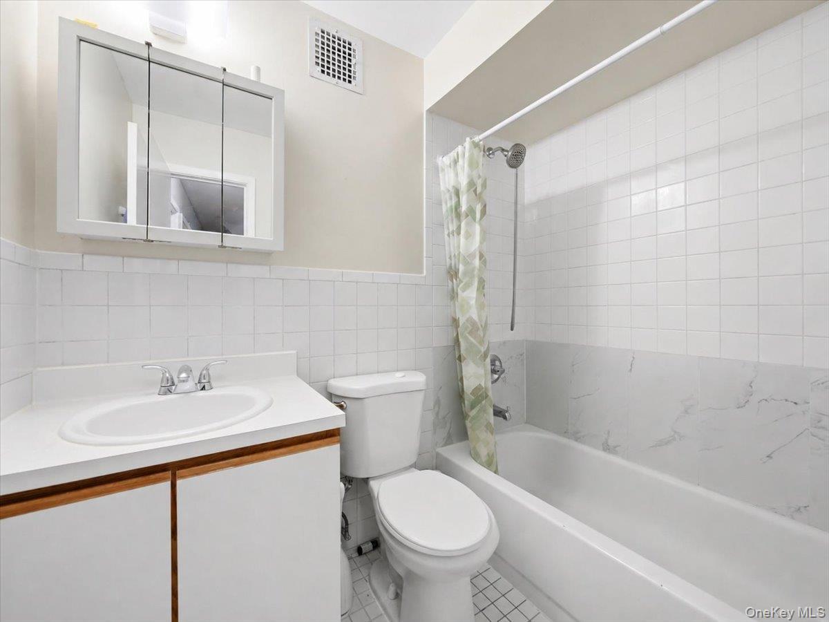 Single Family Boller Avenue Bronx, NY 10466, MLS-1043226-13