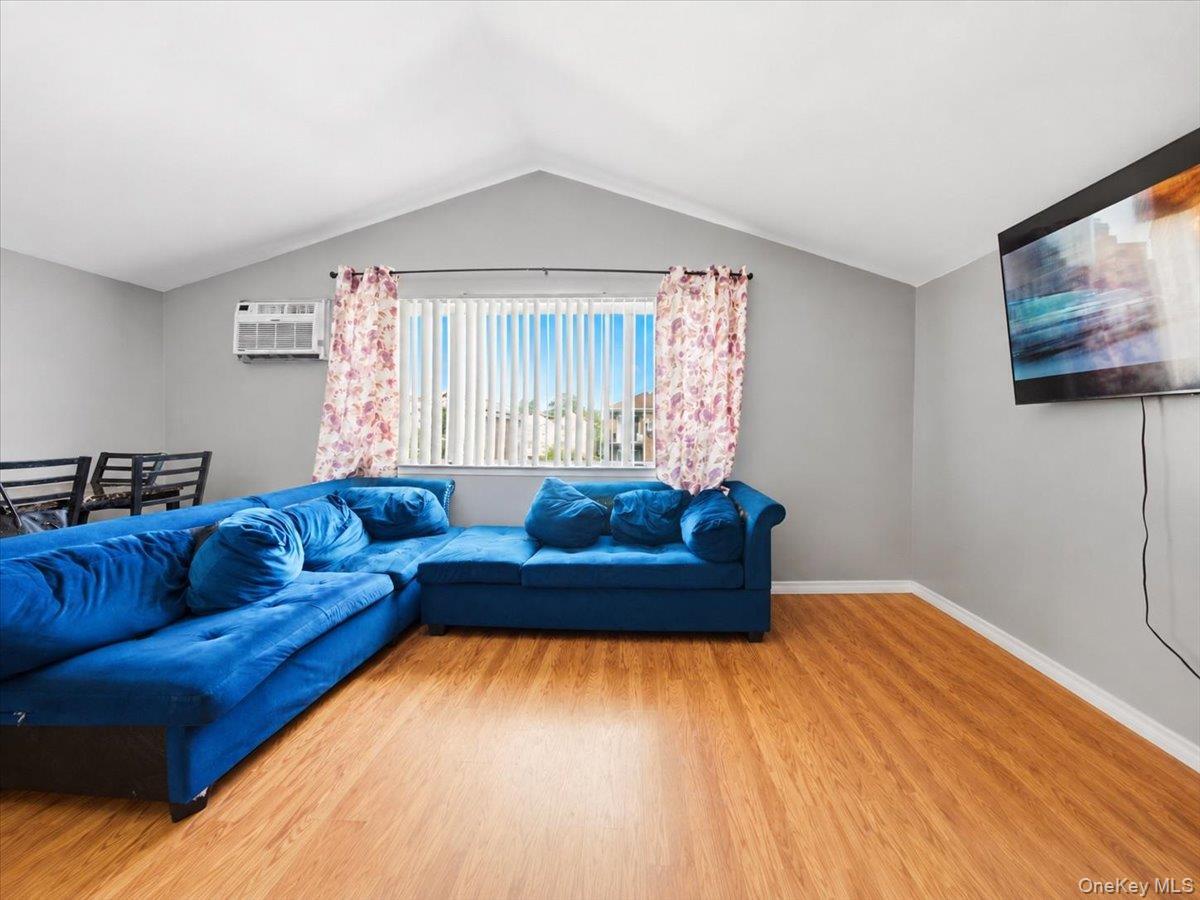 Single Family Boller Avenue Bronx, NY 10466, MLS-1043226-20
