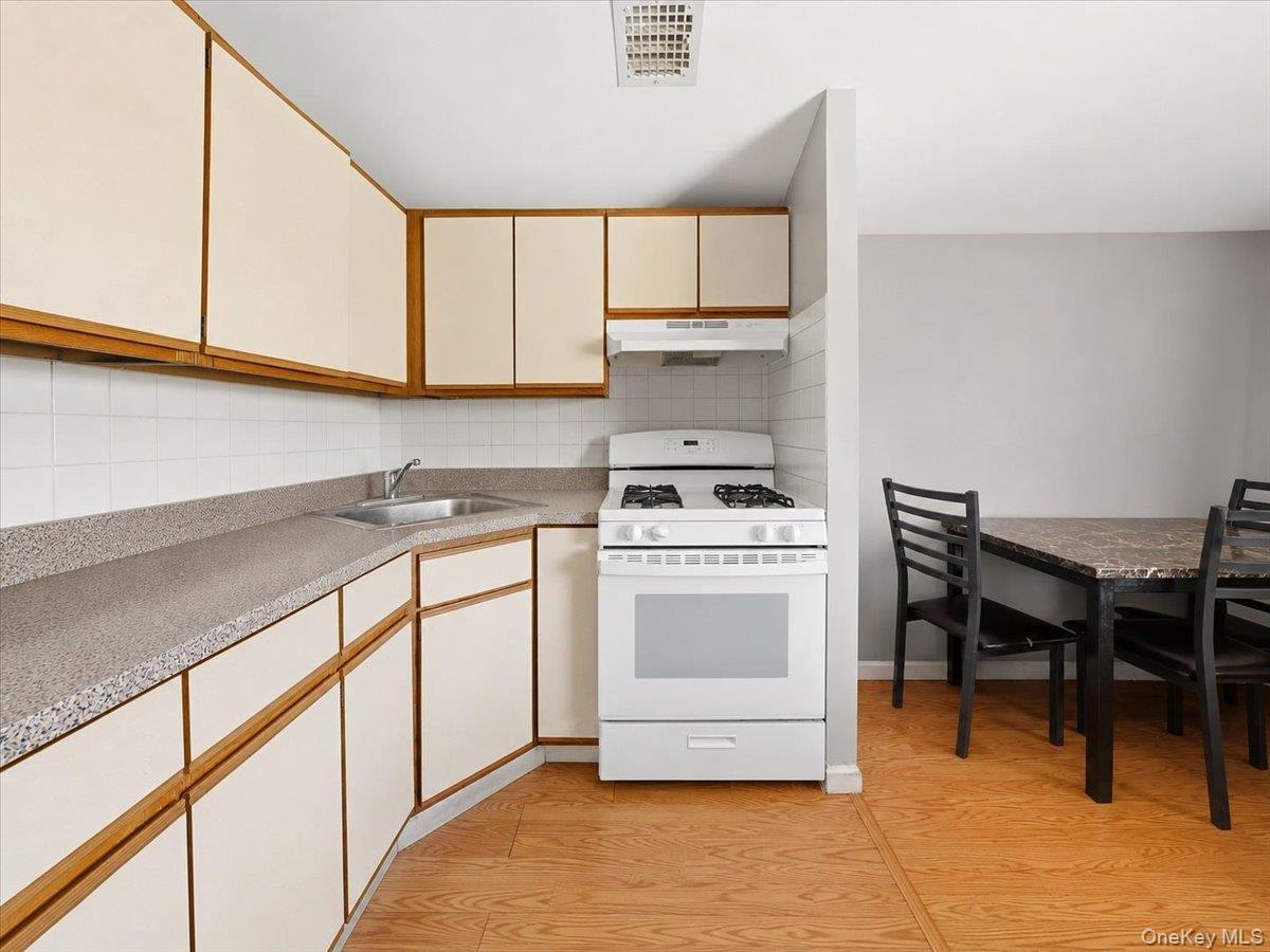 Single Family Boller Avenue Bronx, NY 10466, MLS-1043226-22