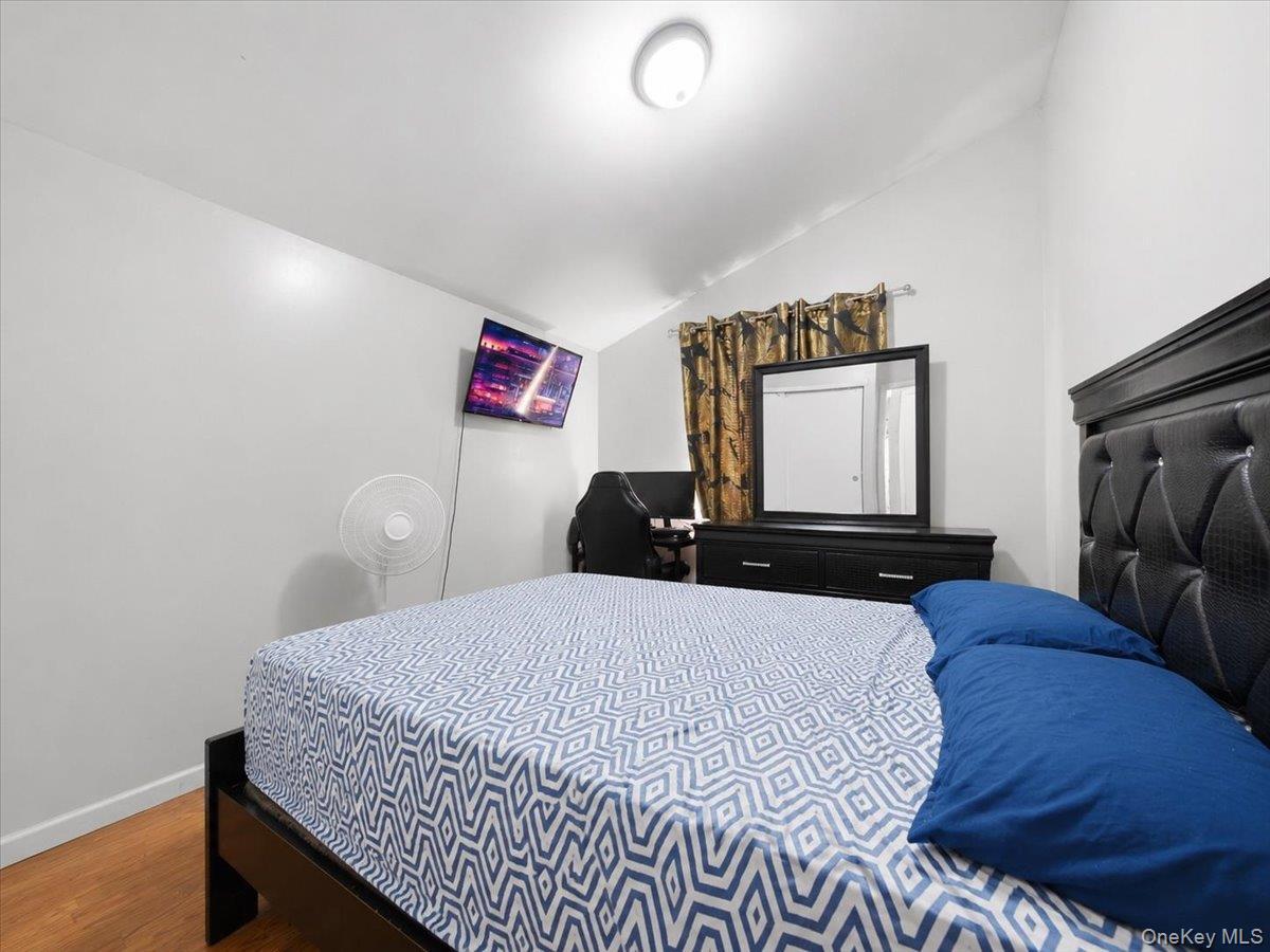 Single Family Boller Avenue Bronx, NY 10466, MLS-1043226-25