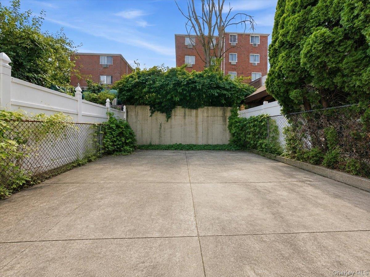 Single Family Boller Avenue Bronx, NY 10466, MLS-1043226-30