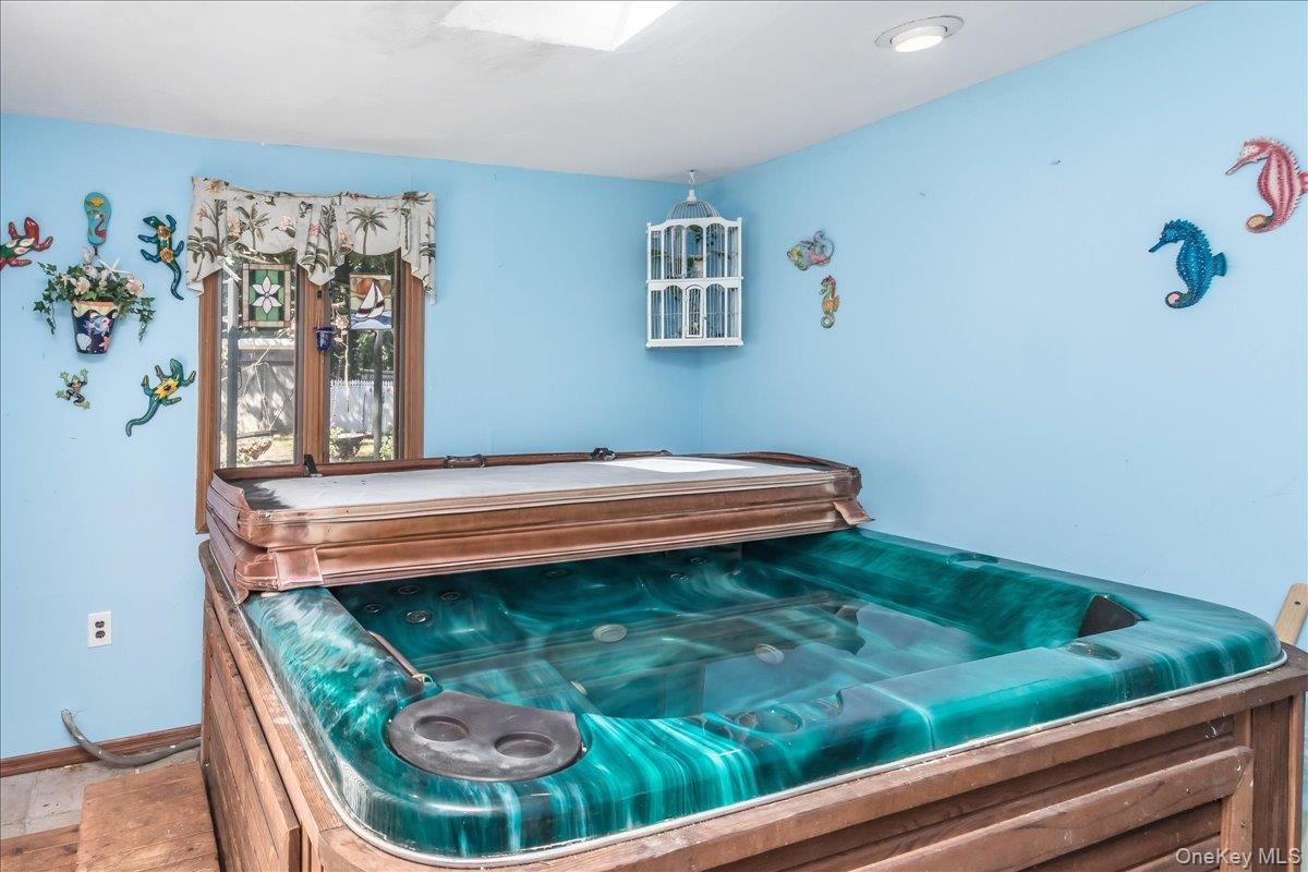 Single Family Linden Avenue Suffolk County, NY 11754, MLS-1043258-14