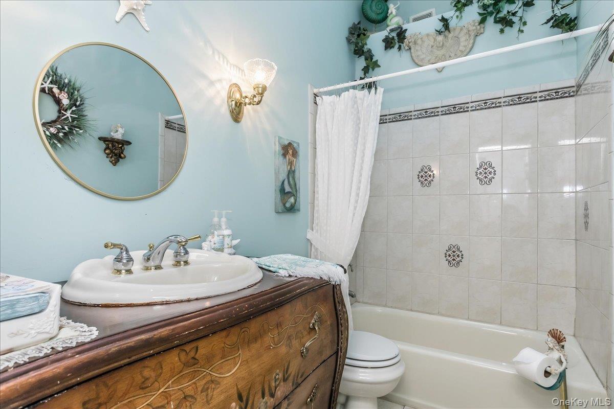 Single Family Linden Avenue Suffolk County, NY 11754, MLS-1043258-19