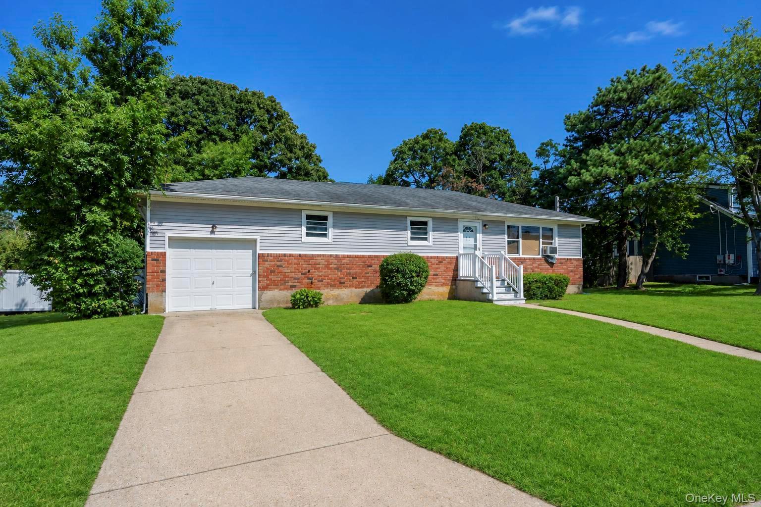 Single Family Robbins Street Suffolk County, NY 11757, MLS-1043269-4