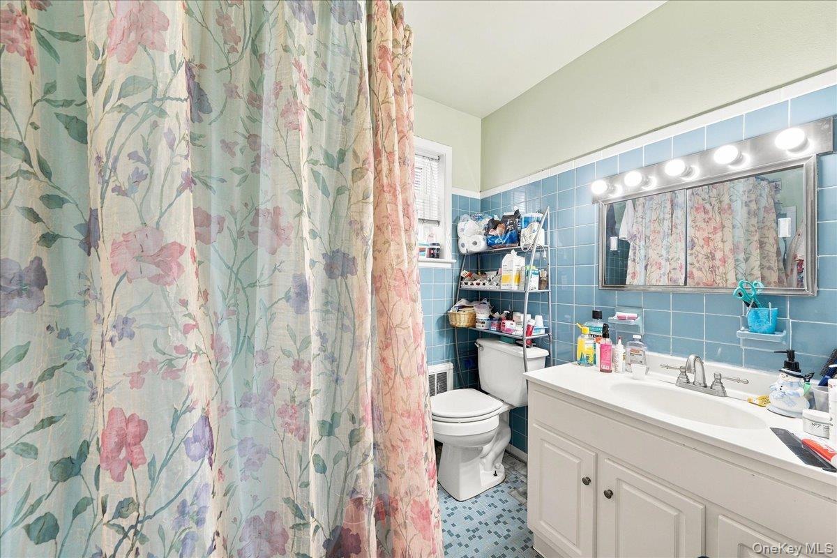 Single Family E 233rd Street Bronx, NY 10466, MLS-1043298-13