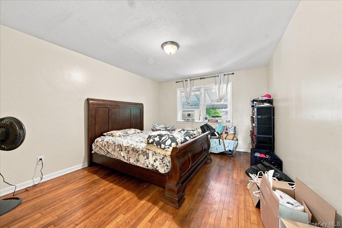 Single Family E 233rd Street Bronx, NY 10466, MLS-1043298-4