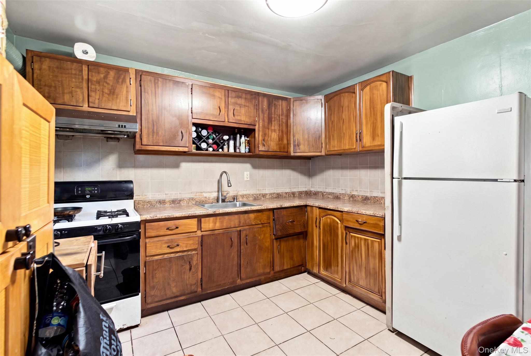 Single Family Laconia Avenue  Bronx, NY 10469, MLS-1043313-17
