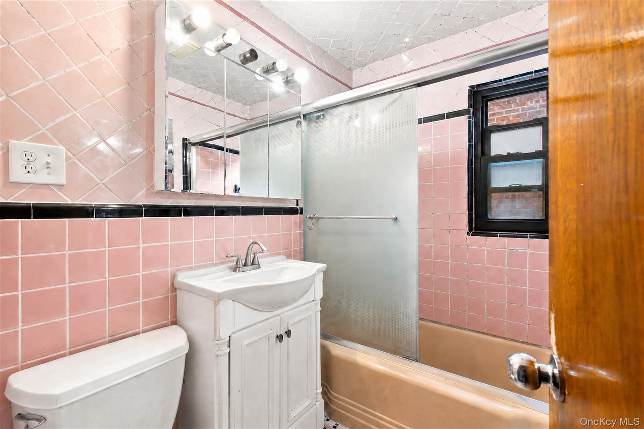 Single Family Laconia Avenue  Bronx, NY 10469, MLS-1043313-23