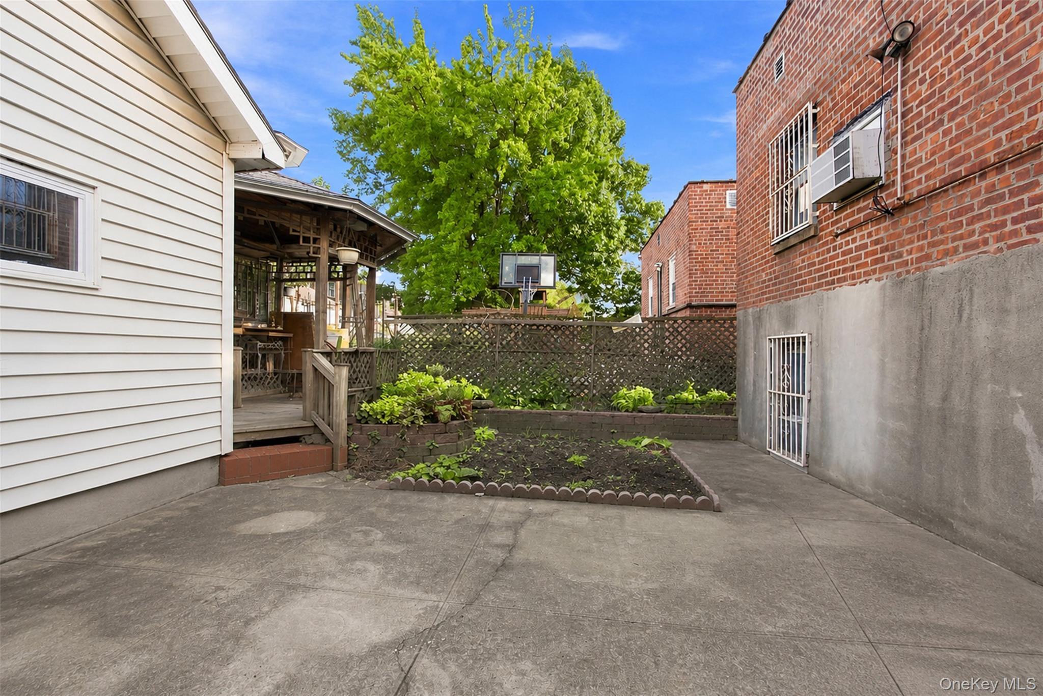 Single Family Laconia Avenue  Bronx, NY 10469, MLS-1043313-32