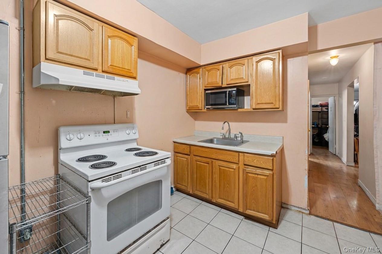 Single Family E 223rd Street Bronx, NY 10466, MLS-1043364-25