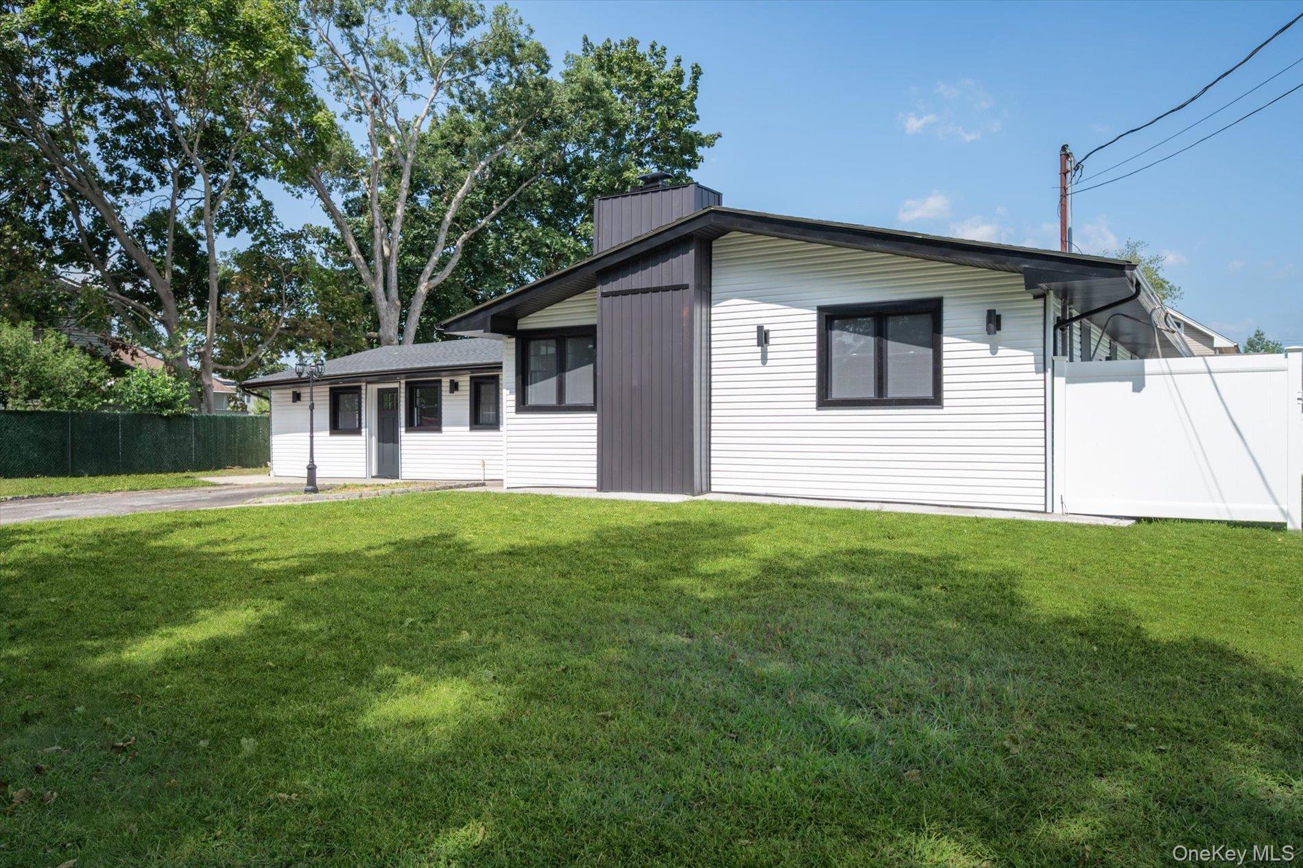 Single Family 30th Street  Suffolk County, NY 11726, MLS-1043484-3