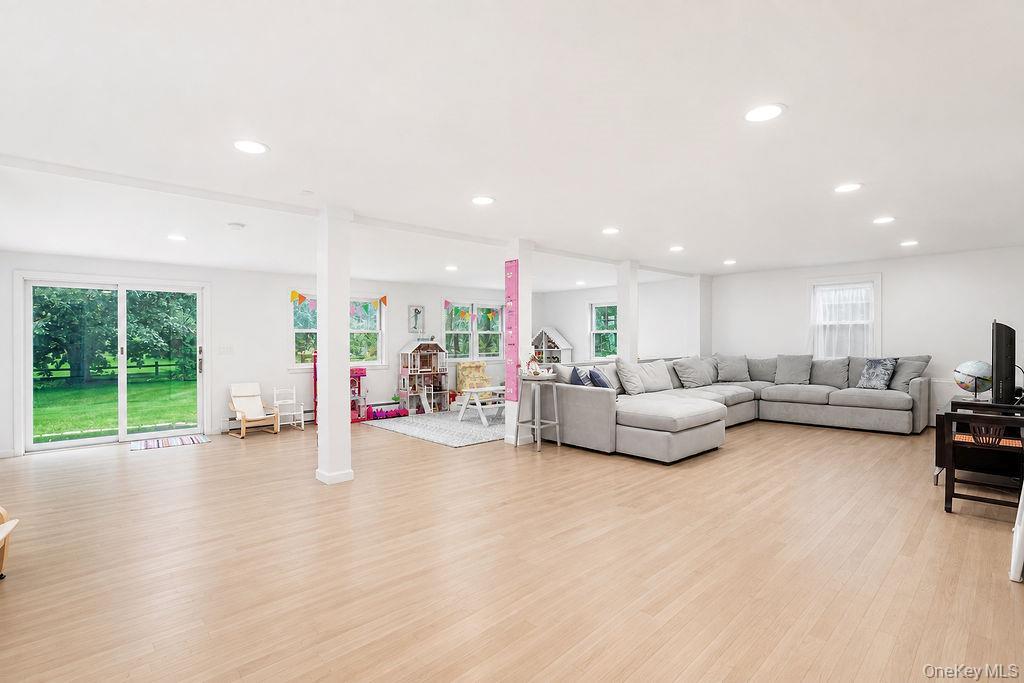 Single Family Shady Brook Lane Out Of Area, NY 06870, MLS-1043541-23