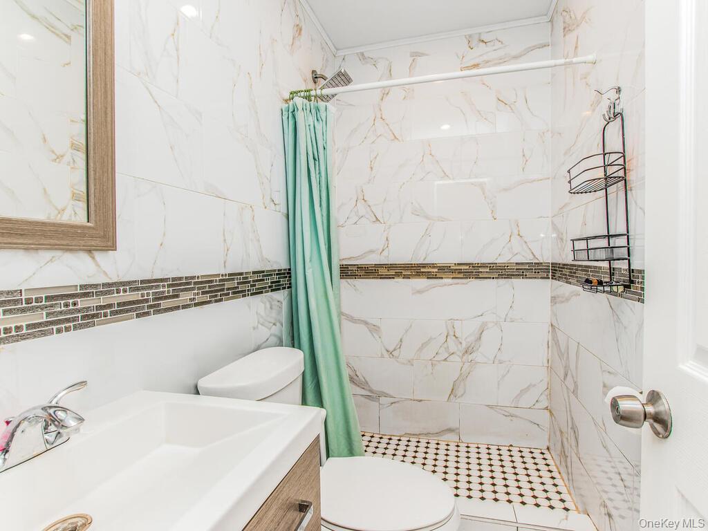 Single Family E 223rd Street Bronx, NY 10466, MLS-1043568-15
