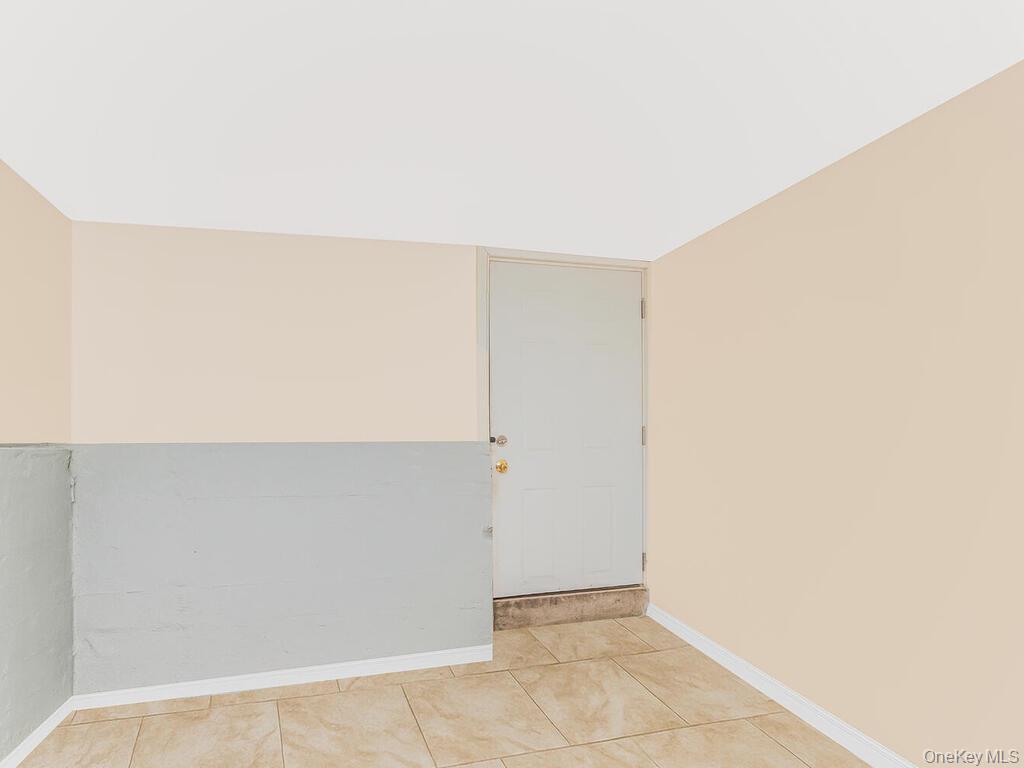 Single Family E 223rd Street Bronx, NY 10466, MLS-1043568-17