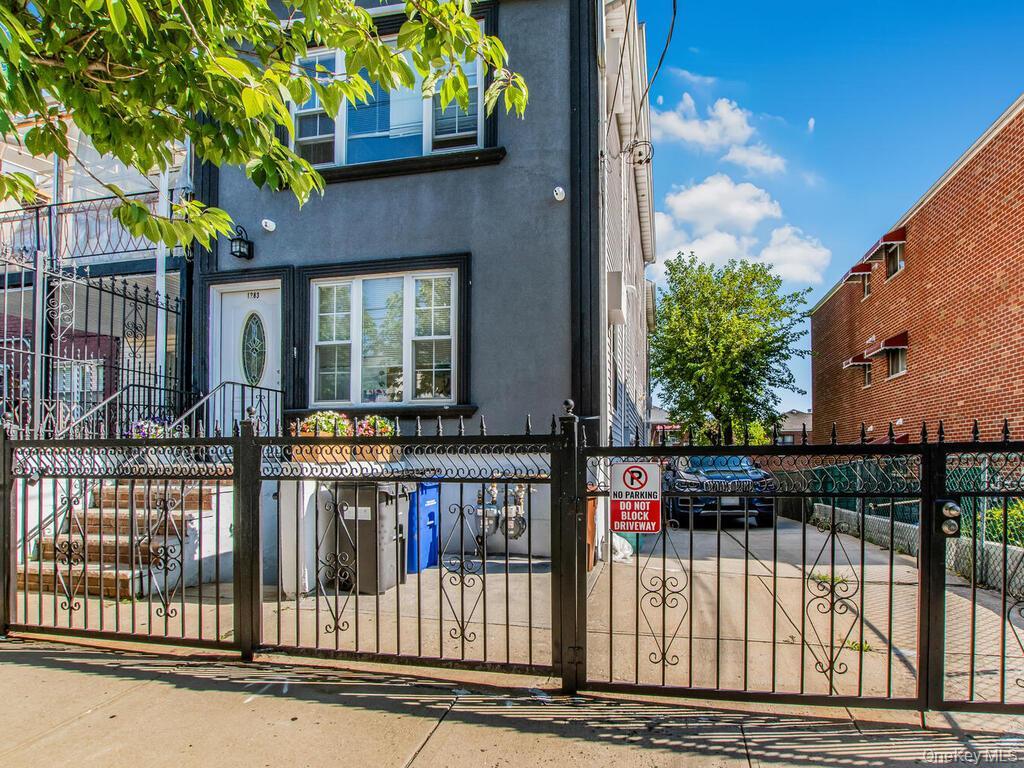Single Family E 223rd Street Bronx, NY 10466, MLS-1043568-2