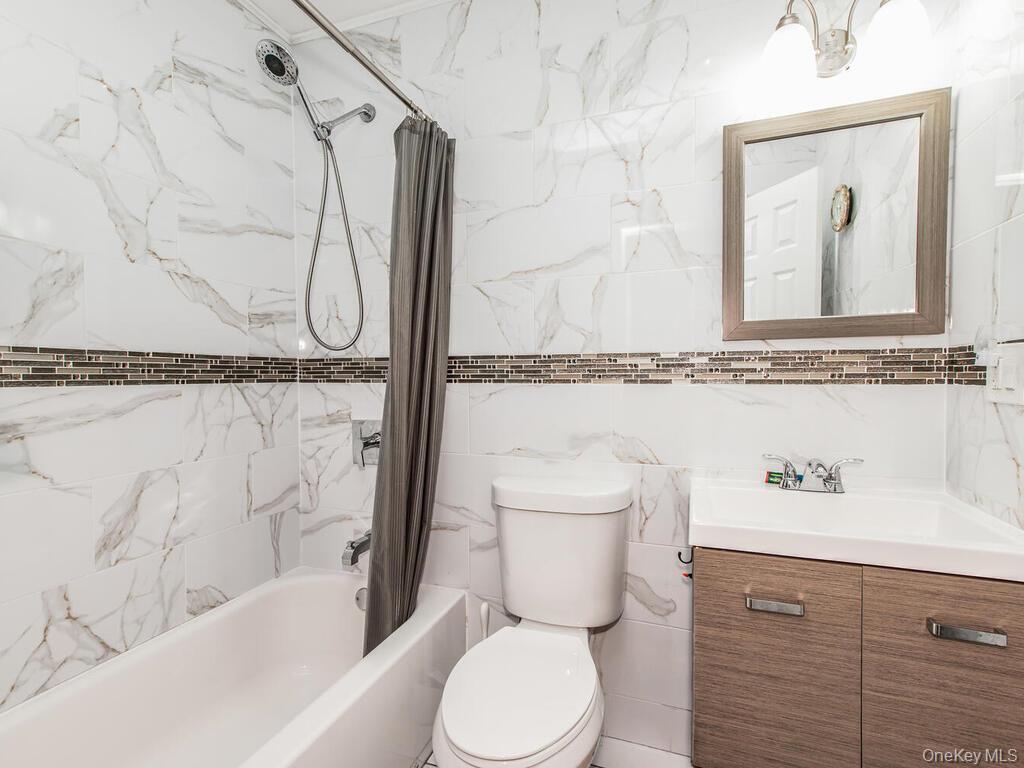 Single Family E 223rd Street Bronx, NY 10466, MLS-1043568-21