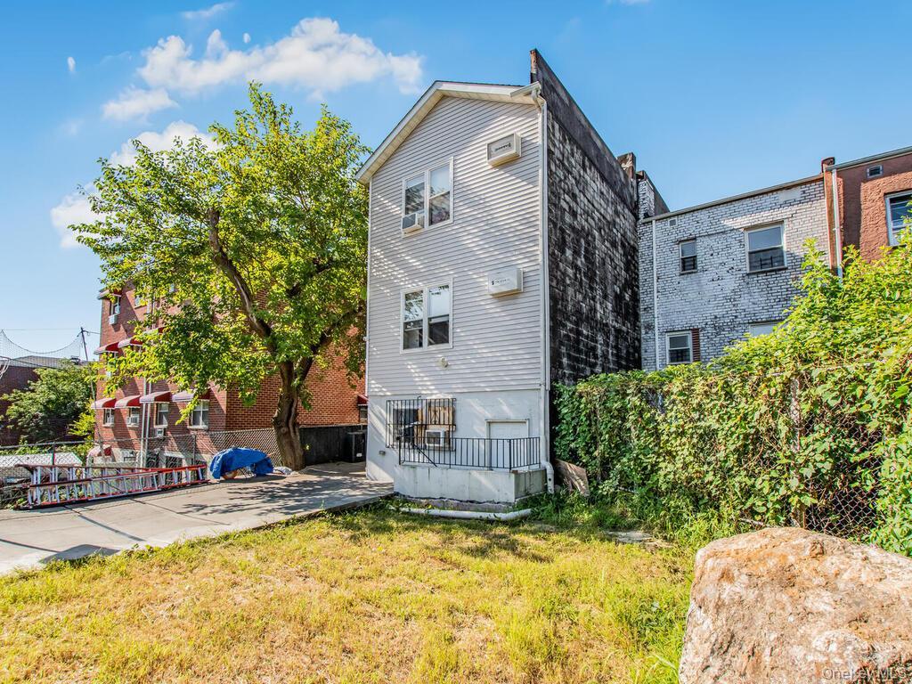 Single Family E 223rd Street Bronx, NY 10466, MLS-1043568-22