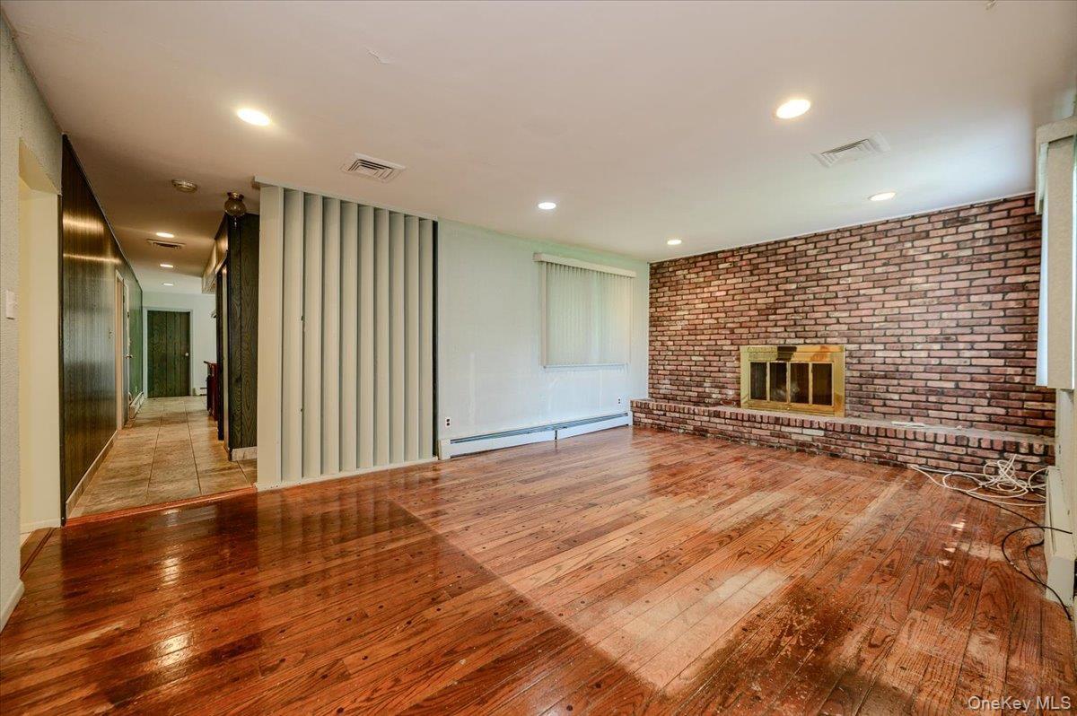 Single Family E Half Hollow Road Suffolk County, NY 11746, MLS-1043601-15